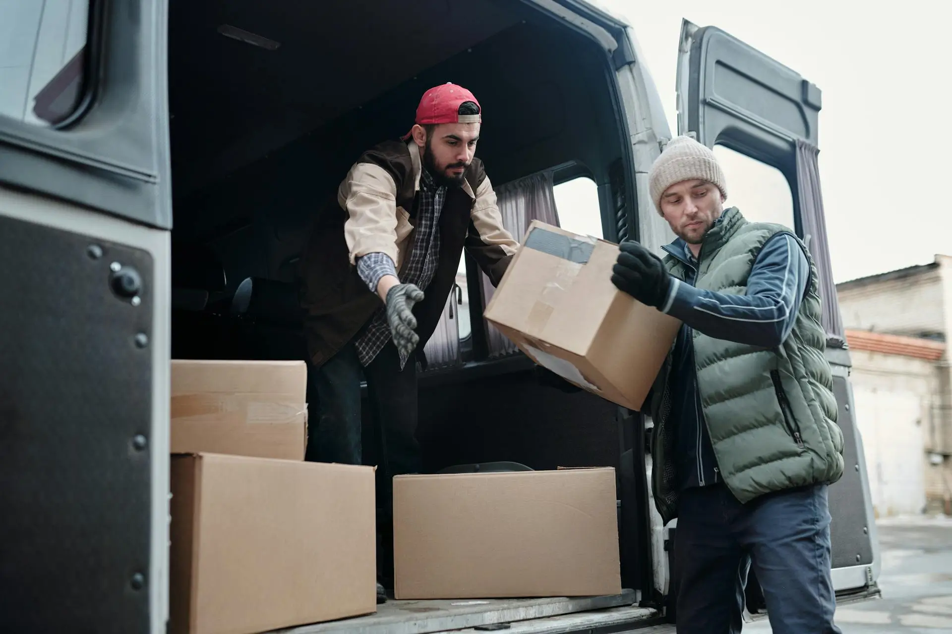 Camioneta de fletes cargada con muebles y electrodomésticos lista para transportar en Guadalajara